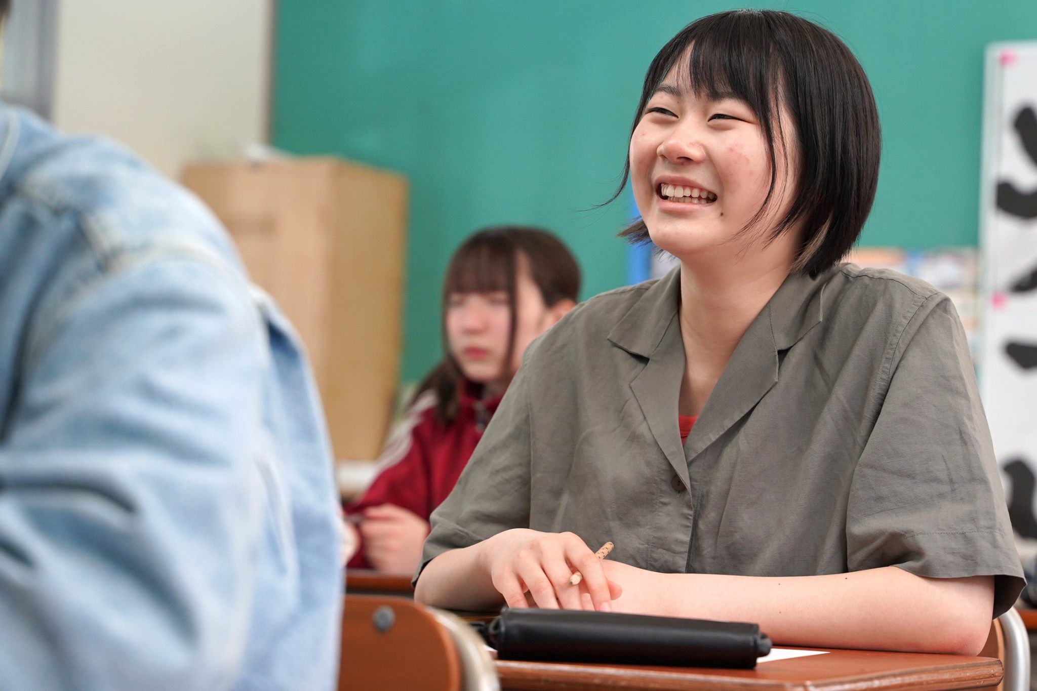 スクーリング授業を受ける女子生徒