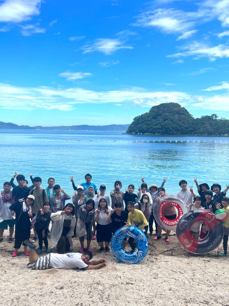 無人島で記念撮影